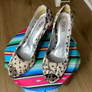 Satin snake print pumps